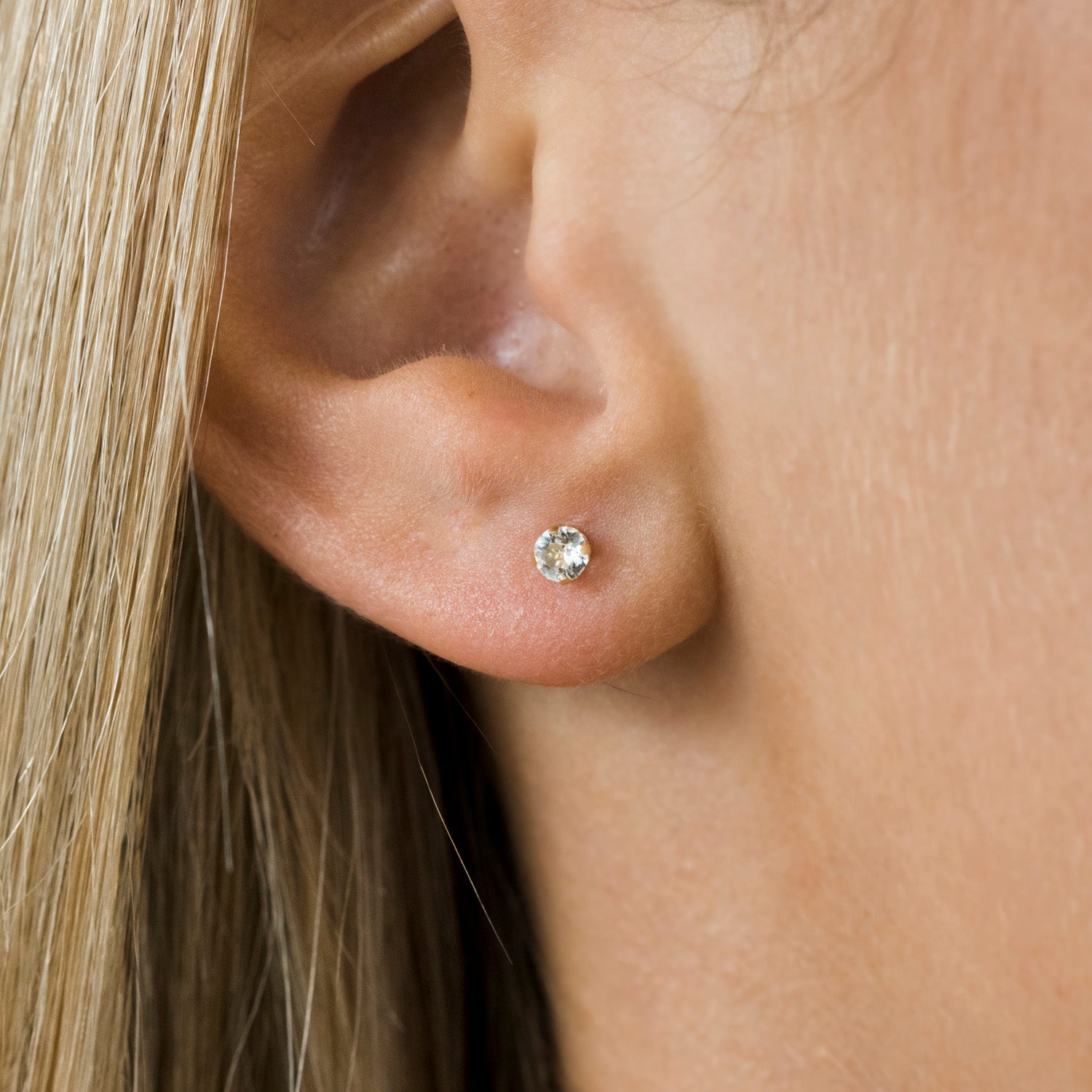 Gold plated 5 mm Round Cubic Zirconia Stud Earrings - Simply Whispers